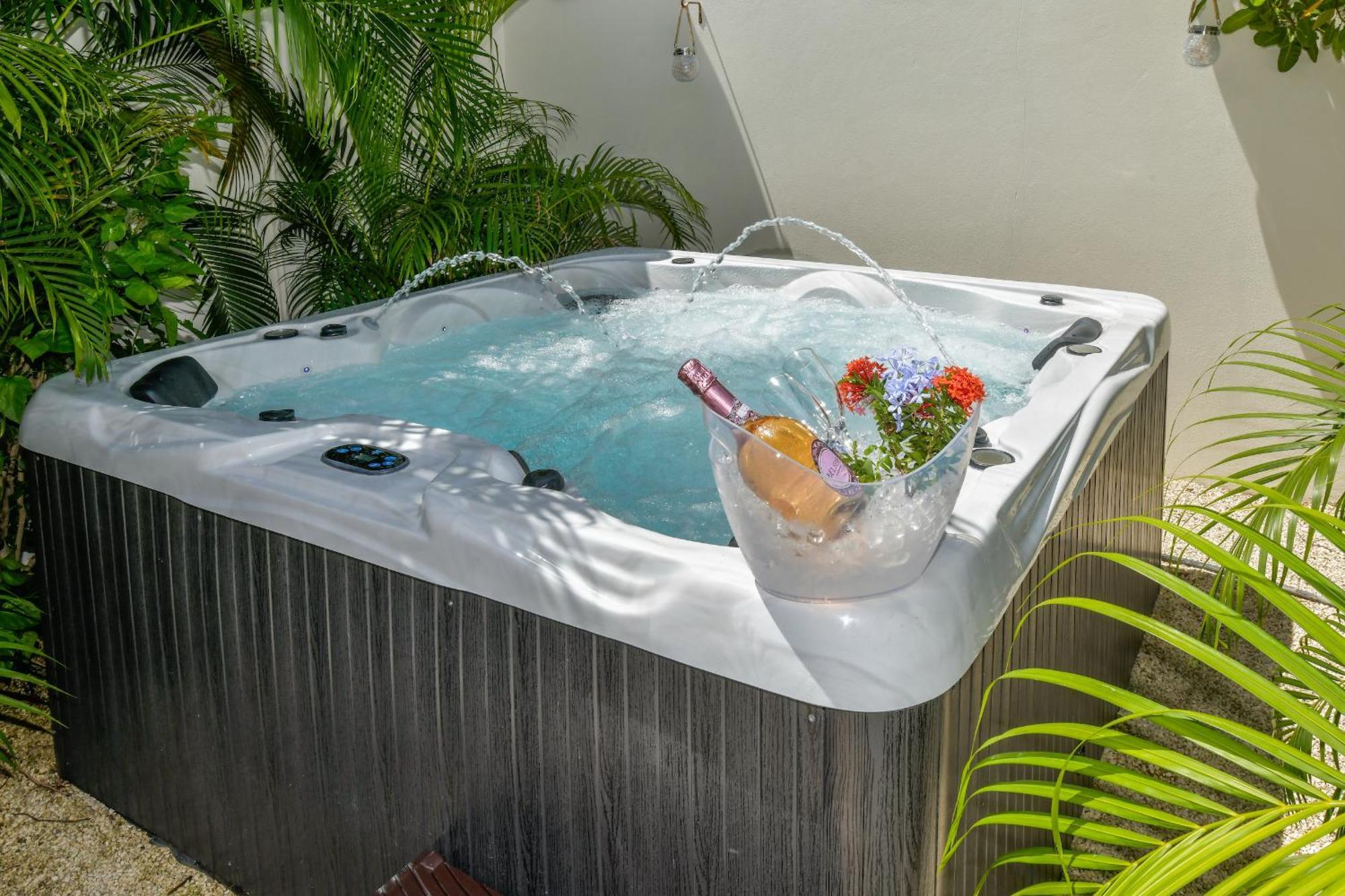 Boutique Hotel Swiss Paradise Aruba Villas And Suites Palm Beach Eksteriør bilde
